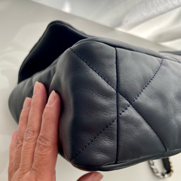 CHANEL Large 19 flap bag. - Picture 15 of 16